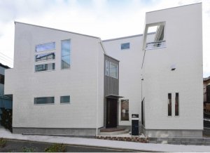 \"滝沢設計合同会社の建築作品「スキップフロア、蔵収納で2，5階建ての家」\"